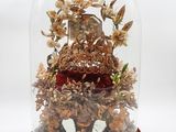 un dôme de verre avec une horloge à l'intérieur