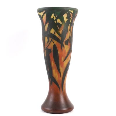 un vase posé sur une surface blanche