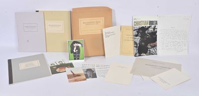 beaucoup de livres et de papiers posés sur une surface blanche