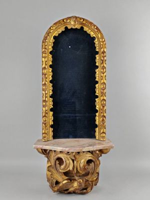 une chaise richement sculptée, avec une assise en velours bleu et un cadre doré