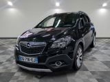 la photo d'une voiture noire garée dans un garage