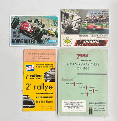 Plusieurs anciennes brochures de voitures de course sont exposées sur un fond blanc