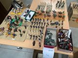 une table sur laquelle sont disposés de nombreux petits soldats