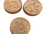 Trois pièces de monnaie britanniques sont représentées sur un fond blanc