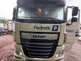 un camion garé sur un terrain en terre battue