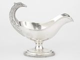 une saucière ancienne en métal argenté, ornée d'une tête de paon