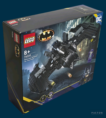 Ensemble Lego Batman « Batmobile » dans sa boîte, sur fond bleu