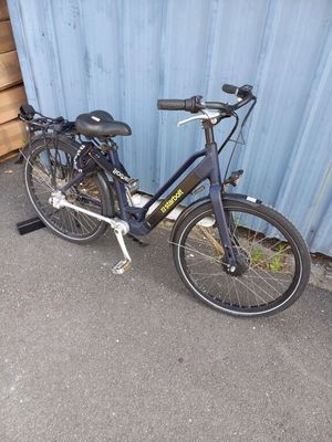 un vélo garé près d'un mur bleu