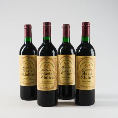 trois bouteilles de vin rouge sont alignées sur une surface blanche