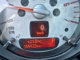 un gros plan sur le compteur de vitesse d'une moto