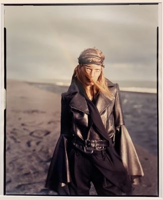 une photo Polaroïd représentant une femme debout sur la plage