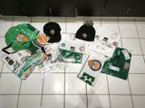 beaucoup d'objets posés sur le sol