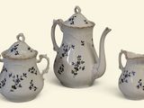 trois pièces de poterie blanche et bleue sur un fond blanc
