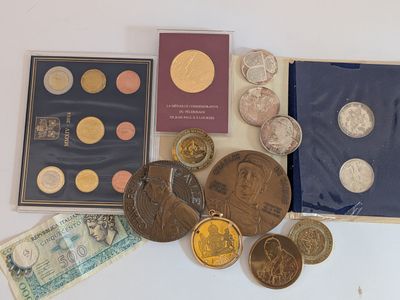 un lot de pièces de monnaie posées sur une table