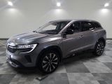 un 4x4 gris garé dans une pièce au sol en damier