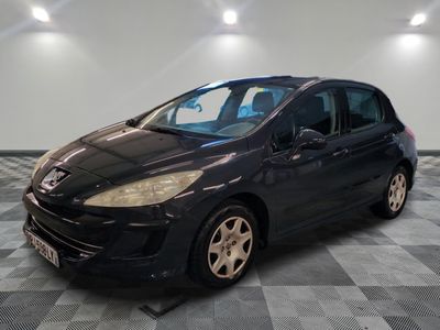 la petite voiture noire est garée dans le garage sur un sol en damier