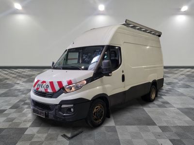 une camionnette blanche avec une bande rouge et blanche sur le côté
