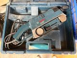 une boîte à outils bleue contenant une perceuse et d'autres outils