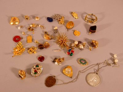 plusieurs types de bijoux différents sur une surface blanche