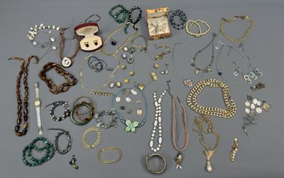 plusieurs types de colliers et de bracelets différents disposés sur une table