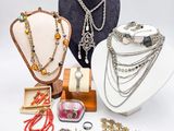 de nombreux colliers et bracelets exposés sur une table