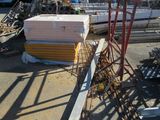 un tas de matériaux de construction empilés devant un immeuble