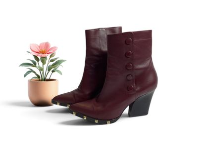 bottines en cuir bordeaux ornées de clous et d'une fleur en pot