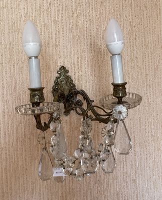 une applique murale équipée de deux lampes