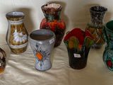 un grand nombre de vases posés sur une table