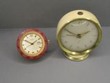 deux horloges placées l'une à côté de l'autre sur une table