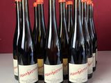 plusieurs bouteilles de vin sont alignées sur un comptoir