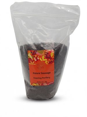 un sachet de graines de sésame noir sur fond blanc