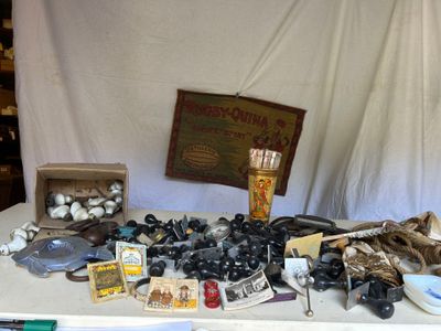 une table sur laquelle se trouvent de nombreux objets