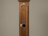 une horloge de parquet en bois qui se trouve dans une pièce