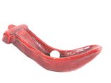 un objet rouge en forme de bateau sur une surface blanche