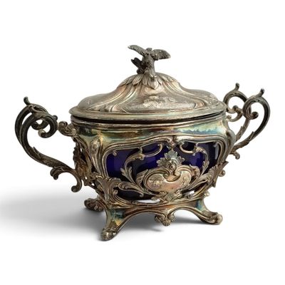 un bol ancien en argent et en verre bleu, muni d'un couvercle et orné d'un oiseau sur le dessus