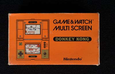 une boîte orange sur laquelle est posé un Game & Watch Multi-Screen
