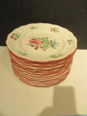 une pile d'assiettes avec des fleurs sur une table