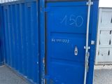 un conteneur bleu posé à l'extérieur d'un immeuble