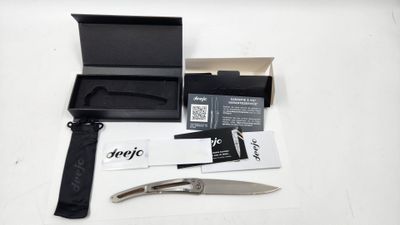 un couteau posé sur une table à côté d'une boîte