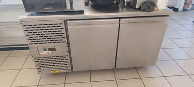 deux micro-ondes posés sur un plan de travail dans une cuisine