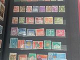 un livre avec un tas de timbres dessus