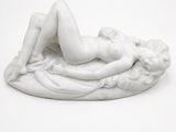 sculpture en marbre blanc représentant une femme allongée sur un oreiller