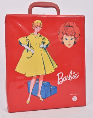 une boîte rouge sur laquelle figure l'image d'une femme en robe jaune