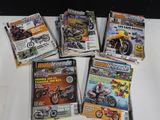 beaucoup de magazines sur la table, sur la table