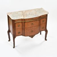 Commode à ressaut en bois de placage à façade légèrement gal… (photo 5)