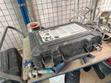 une photo d'une batterie de voiture dans un garage