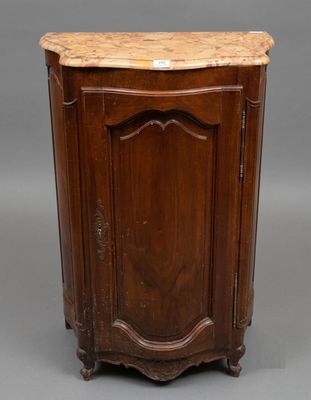 une armoire d'angle ancienne en bois avec un plateau en marbre