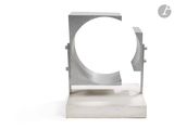 une image représentant une sculpture d'un objet circulaire posé sur un socle