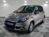 la photo d'une voiture argentée garée dans un garage